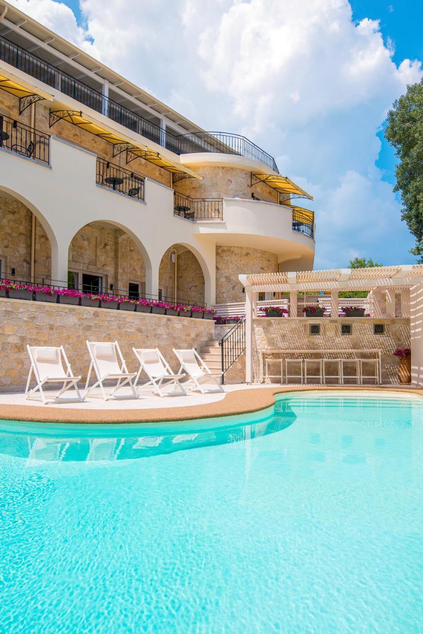 Neikos Mediterraneo Luxury Suites Hanioti Bagian luar foto