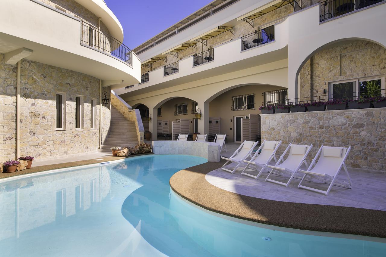 Neikos Mediterraneo Luxury Suites Hanioti Bagian luar foto