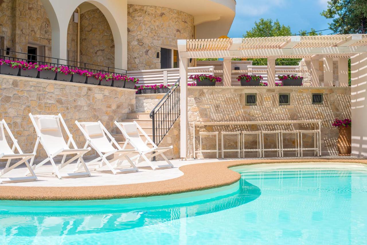 Neikos Mediterraneo Luxury Suites Hanioti Bagian luar foto